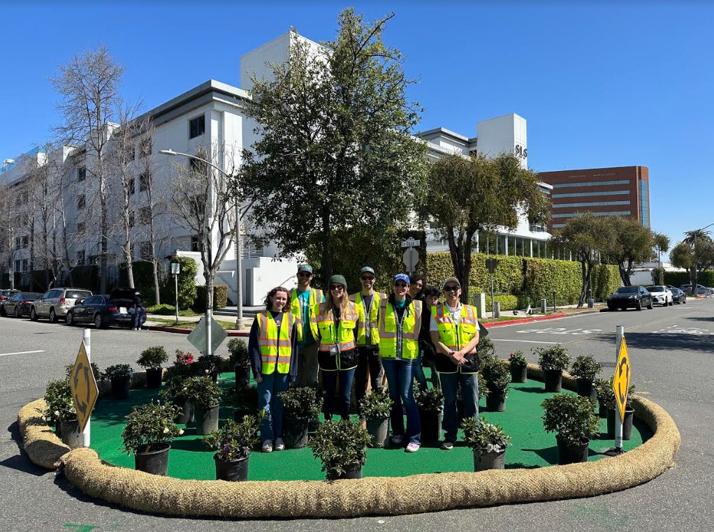 altafieldnotes's tweet photo. Alta's Ashley Haire, Tim Bevans, and Colin Amos held a demonstration event in Beverly Hills, CA over the weekend. Check out their traffic circle (complete with a tree!) at one intersection and curb extensions at the adjacent intersection. 
#AltaFieldNotes https://t.co/di07dIr5zh