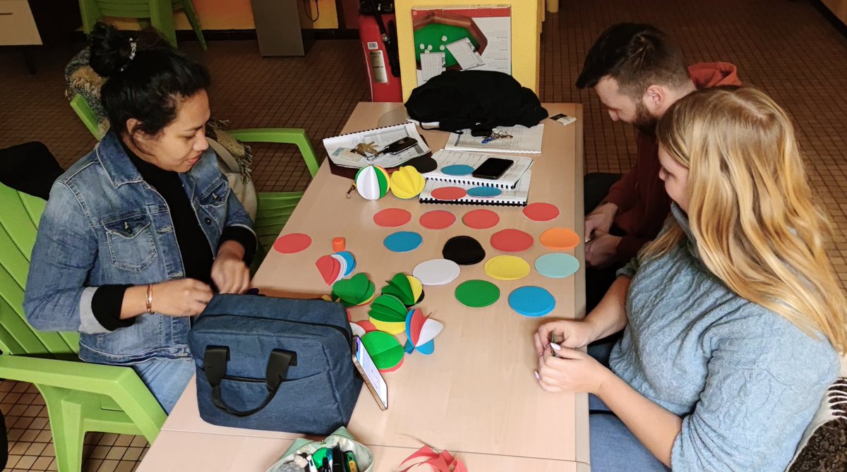 L'internat d'excellence, c'est quitter le lycée avec un ciel radieux, déballer tout le nouveau matériel sportif reçu pour les élèves et voir les AED finaliser des petites décos pour la semaine des langues 😍 <a href="/LyceeVogt/">Lycée Polyvalent Henri Vogt</a> #internatdexcellence #internat