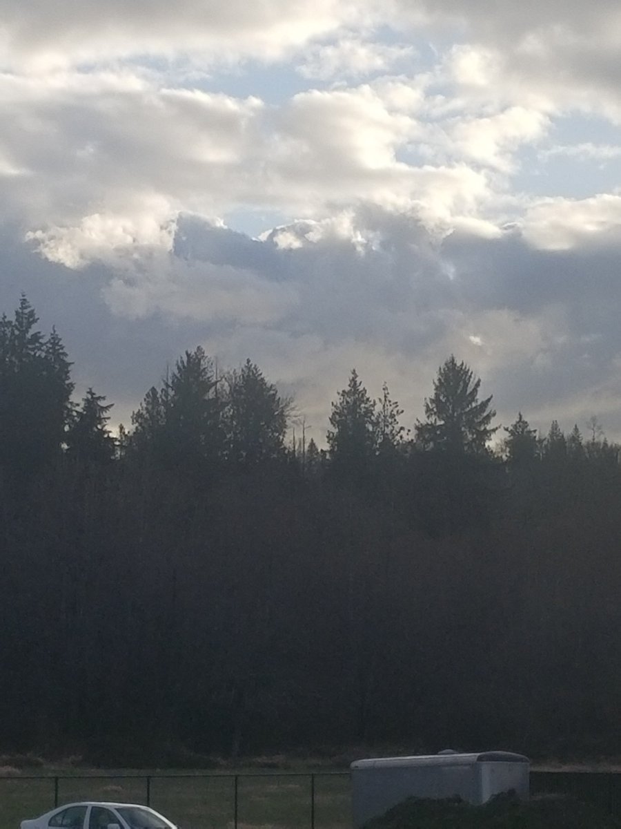 LegendaryDrop's tweet photo. There was a dragon in the clouds outside my window last night... https://t.co/J5KXZ6jLwC