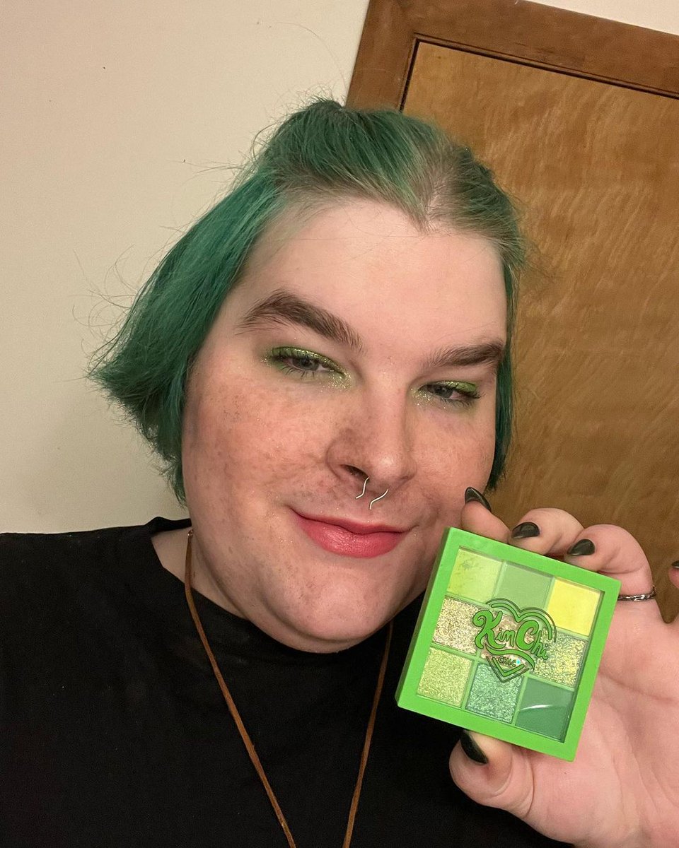 KimchiChic's tweet photo. When your hair matches your palette 💚 We love a green moment! ⁣
⁣
@the_trans_lily used the Citrus Queen palette in Lime to create this adorable look! Shop this 9-pan palette at https://t.co/KmCv2tumMh! 😍

#limemakeup #greenmakeup #neonmakeup #Kimchichicbeauty #neonpalette https://t.co/8J9BkWxHdg