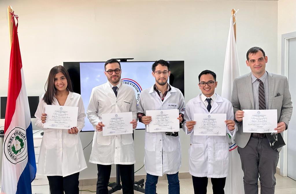 HematologiaIPS's tweet photo. Hᴏʏ sᴇ ʀᴇᴀʟɪᴢᴏ́ ᴇʟ Aᴄᴛᴏ ᴅᴇ Gʀᴀᴅᴜᴀᴄɪᴏ́ɴ ᴅᴇ ʟᴏs ᴍᴇ́ᴅɪᴄᴏs qᴜᴇ ᴄᴜʟᴍɪɴᴀʀᴏɴ ʟᴀs sᴜʙᴇsᴘᴇᴄɪᴀʟɪᴅᴀᴅᴇs ᴅᴇ Hᴇᴍᴀᴛᴏʟᴏɢɪ́ᴀ,Oɴᴄᴏʟᴏɢɪ́ᴀ,Oɴᴄᴏʜᴇᴍᴀᴛᴏʟᴏɢɪ́ᴀ Pᴇᴅɪᴀ́ᴛʀɪᴄᴀ ʏ Mᴇᴅɪᴄɪɴᴀ Tʀᴀɴsfᴜsɪᴏɴᴀʟ.

#Hematologia 
#HematoIPS https://t.co/AwLKumPm30