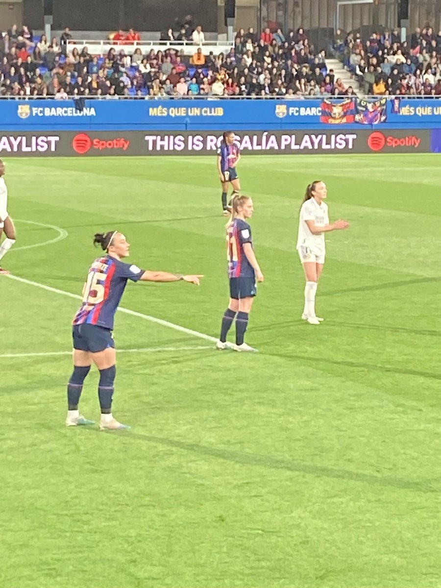 cricklesticks's tweet image. Can’t believe I got to be here at the #excityplayerderby. Dreamt about it so long! @LucyBronze @keira_walsh @itscarolineweir what a pleasure to see you all play again and what an atmosphere @FCBfemeni olé olé olé!