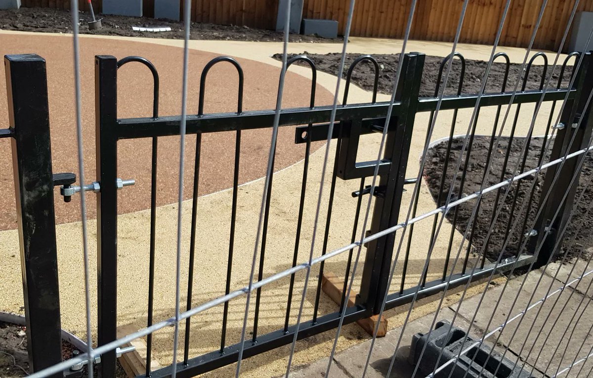 Community Garden Build: Day 6.
👉 We got our gate 👏🏼

#communitygarden #liverpool8 #mulgravestreet #LCR #youngactivist