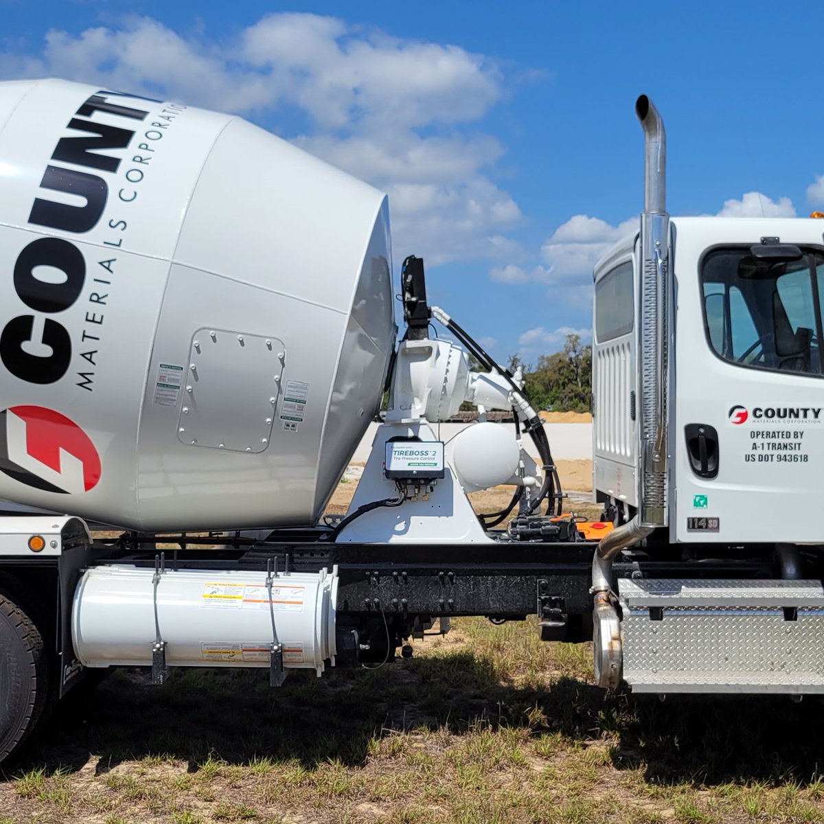 Tireboss's tweet photo. Check out this brand new TIREBOSS® 2 system install for our friends over at @CountyMaterials
#NewInstall #TirePressureControl #Tireboss #CountyMaterials #CentralTireInflation #TPC #CTI #ReadyMix #ConcreteTruck #ConstructionTech #CementTruck #CementTruckDriver https://t.co/SvTqx3vIGV