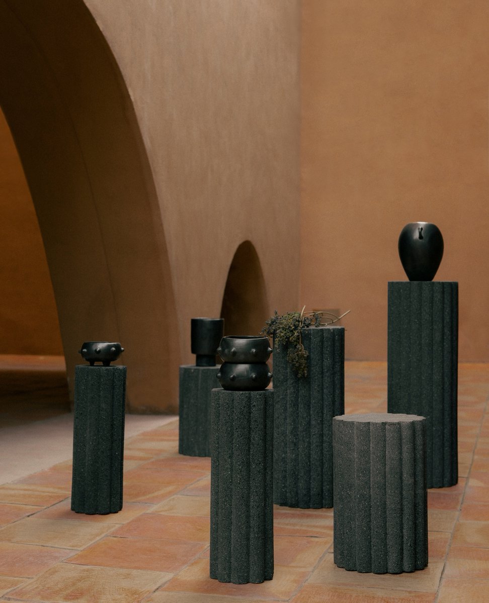 The LOTO ROCA family: hand-carved volcanic rock monoliths.
More information: DM - info@peca.com.mx - Whatsapp 33 1139 8868
.
#peca_studio #albanamx #mexicandesign #disenomexicano #interiordesign #architecture #exteriorfurniture #craftfurniture #volcanicstone