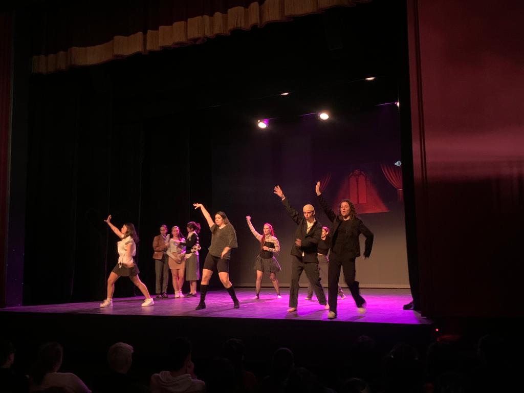 EPenedes's tweet photo. Avui, Dia Mundial del Teatre, l'alumnat i el professorat de l'#escenicbaixpenedes ha participat en la 1a Jornada de la Xarxa d'Ensenyaments Teatrals de Tarragona. Hi hem fet tallers, mentories sobre obres pròpies, hem conegut molta gent i hem actual al Teatre Metropol. https://t.co/UdfoJmjXKW