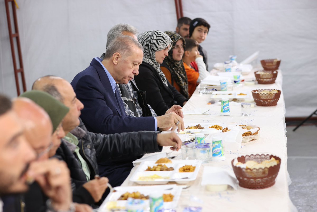 Olmadığımız masa yok.