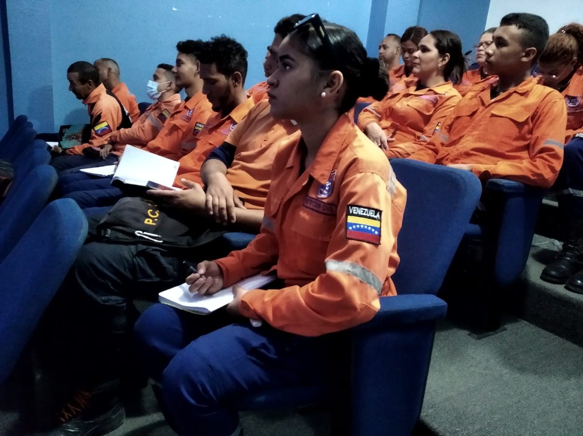 Pcivil_aragua's tweet photo. #Enterate  Funcionarios de Protección Civil Aragua perteneciente al departamento de Formación y Capacitación desarrollo el primer Curso de Formación de Instructores Comunitarios a los funcionarios de Protección Civil Municipio FLA y Mariño, en el marco de crear multiplicadores. https://t.co/cop9Q4BjxH