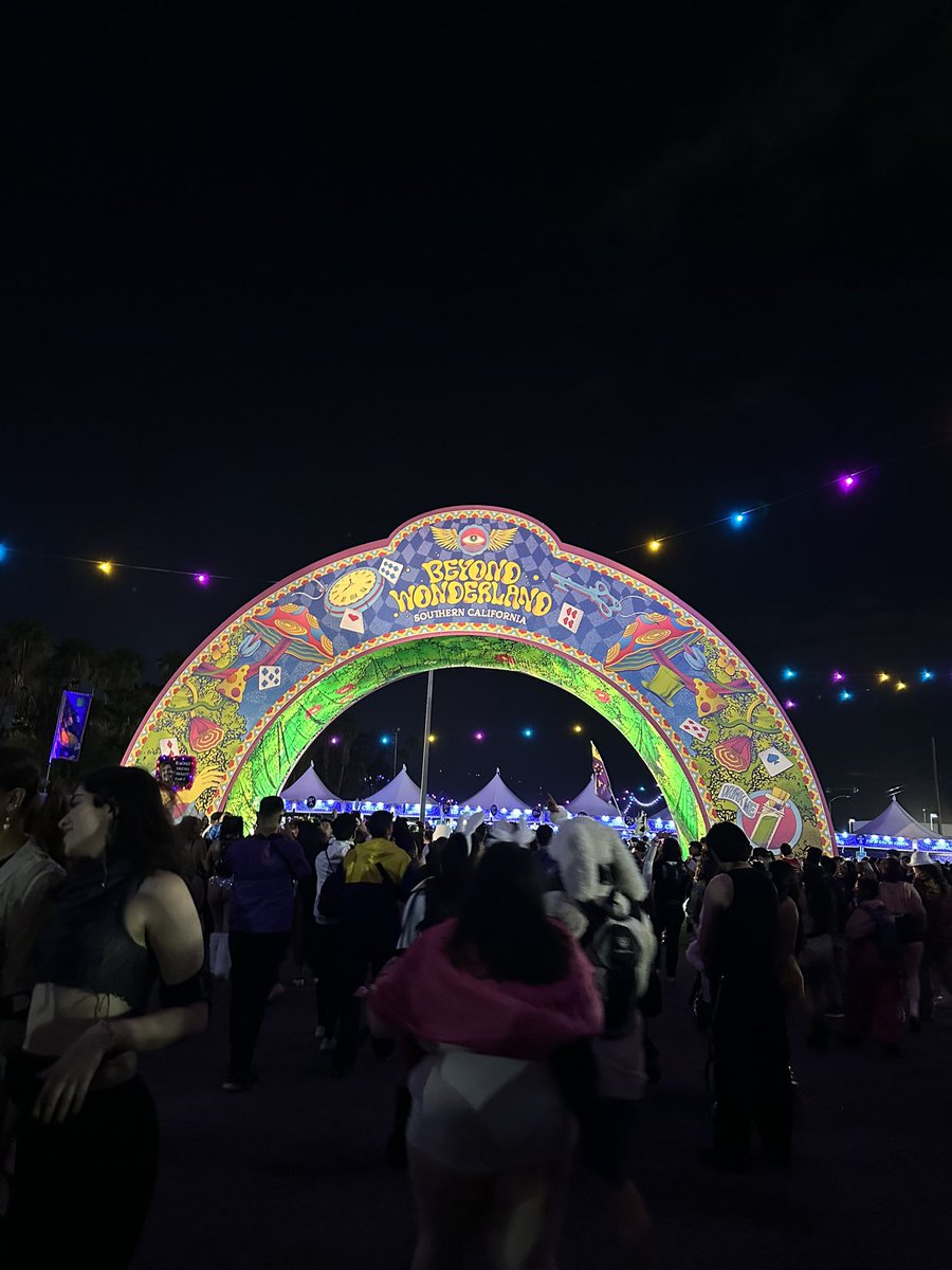naomiserrano9's tweet photo. had the best weekend ever with these great people at @BeyondWland #Beyond23 💖💓🏁🐛🦋♥️🍄 https://t.co/JVYeew7sJU