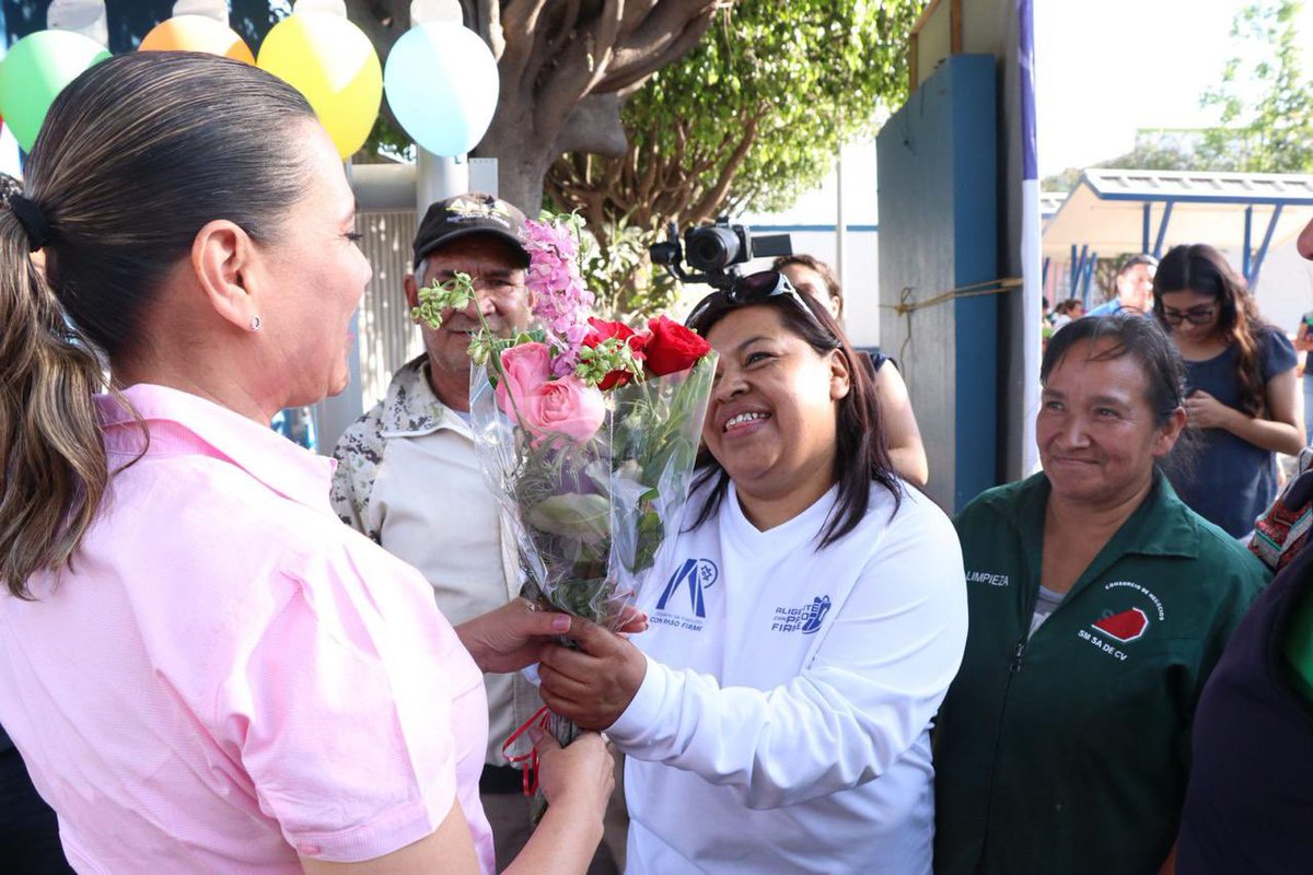 LorenaAlfaroG's tweet photo. Me propuse brindar mejores espacios y lo estoy cumpliendo.
Entregamos el #CEDECOM de Purísima del Jardín para que niñas, niños, adolescentes y mujeres desarrollen sus talentos en los distintos talleres: maquillaje, hawaiano, futbol, voleibol, karate, bordado y más.
#ConPasoFirme https://t.co/cBBPVJe7LS