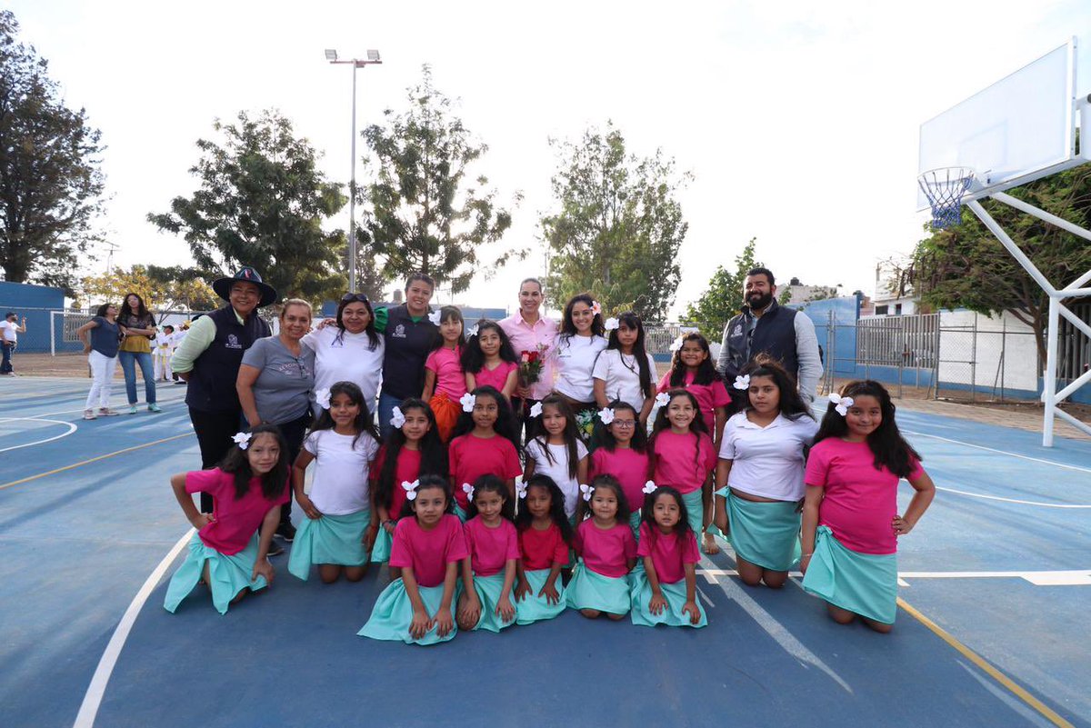 LorenaAlfaroG's tweet photo. Me propuse brindar mejores espacios y lo estoy cumpliendo.
Entregamos el #CEDECOM de Purísima del Jardín para que niñas, niños, adolescentes y mujeres desarrollen sus talentos en los distintos talleres: maquillaje, hawaiano, futbol, voleibol, karate, bordado y más.
#ConPasoFirme https://t.co/cBBPVJe7LS