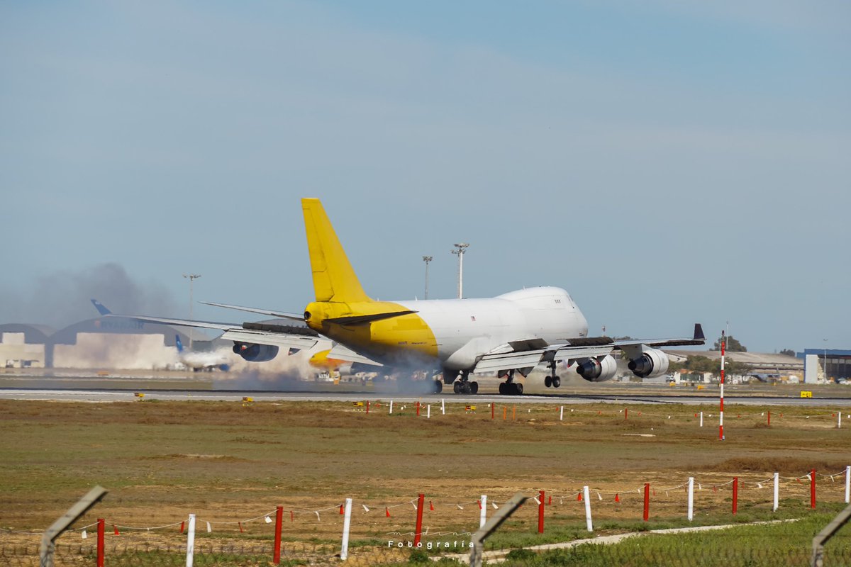 Y no solo una Reina, en el transcurso de 20 minutos, una aterrizaba y otra despegaba 😍
.
@SevillaVuela <a href="/controladores/">😉Controladores Aéreos 🇪🇸</a>