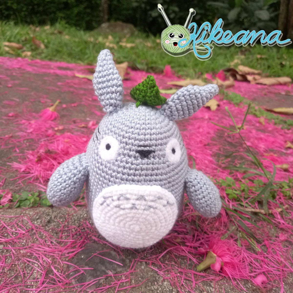 Totoro es una criatura amigable y tierna 🥺, con pelaje suave y orejas puntiagudas, que ha conquistado el corazón de muchas personas gracias a su ternura y enorme alegría. 😁❤️
.
#kikeana #amigurumi #crochet #totoro #totoroamigurumi