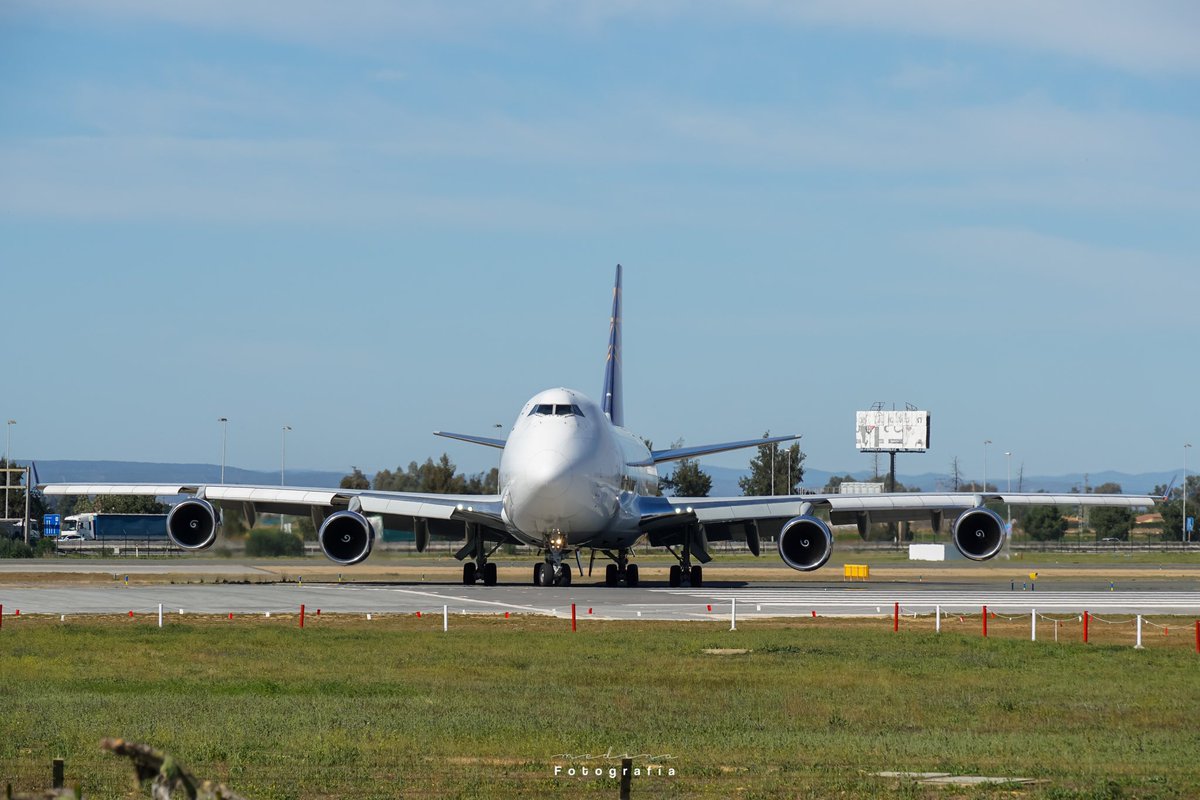 Hoy hemos tenido a la Reina en @SevillaVuela 😍
<a href="/controladores/">😉Controladores Aéreos 🇪🇸</a>