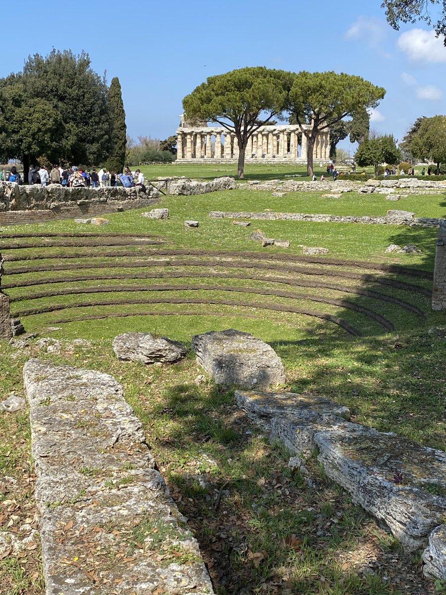 Recientemente me hablaron de un lugar del que nunca había escuchado, Paestum, aproveche que estaba en la zona y lo visité; quedé sorprendido de la magnificencia del lugar. Uno de los templos griegos mejor conservados.