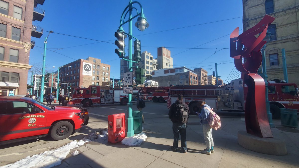 sum_dam's tweet photo. In other news, Cafe Benelux may have went up in flames today... and it may be the fault of some cold women and some sparrow nests. Don't ask me how I know 😅 
 
#Milwaukee https://t.co/pjTWhSfE9I