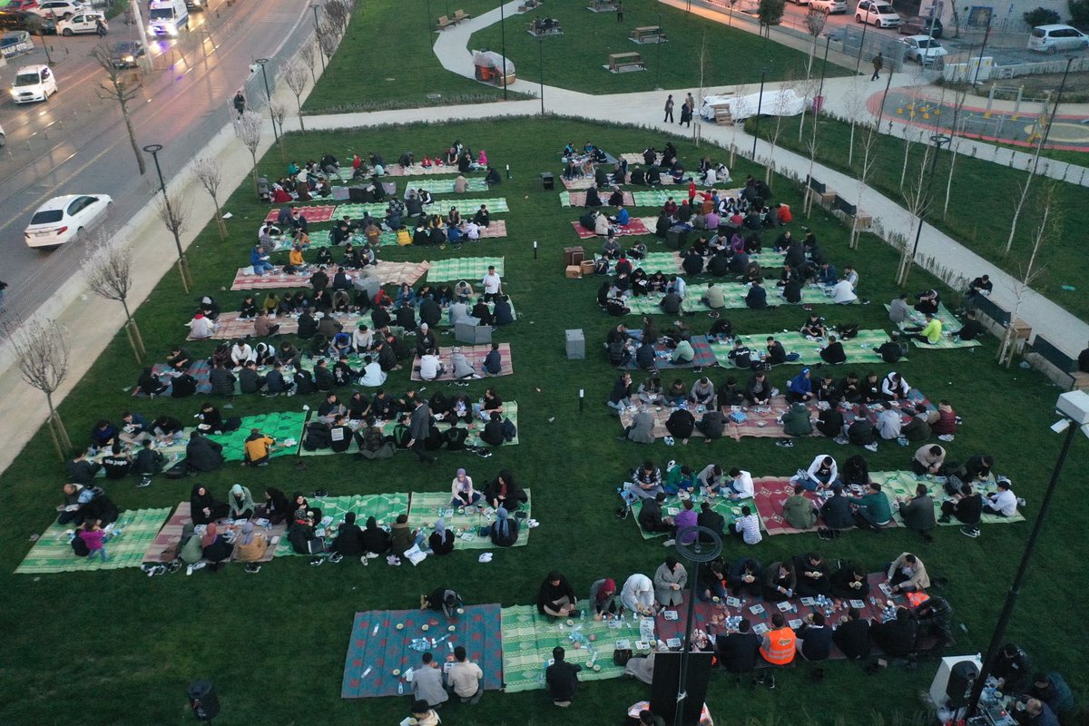 Bunyamindemirdr's tweet photo. Gençlik Kolları Başkanımız @mkaracagungoren  ve ekibinin düzenlemiş olduğu iftarda, İl Gençlik Kolları Başkanımız @CCekerek , yönetimi  ve genç kardeşlerimizle bir araya geldik. https://t.co/M6XmcSjzkP