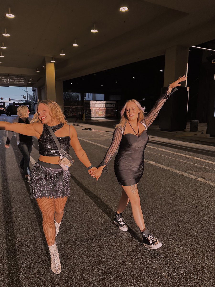 delaneyedith's tweet photo. @taylorswift13 said “remember this moment” #TheErasTourVegas https://t.co/Evb8VuSDg0