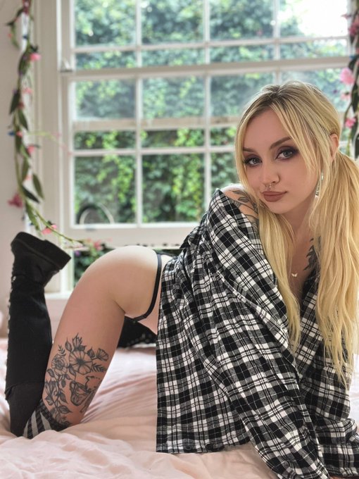 Plaid shirt is the slxttiest thing a man can wear https://t.co/oIgWa3Ol3i