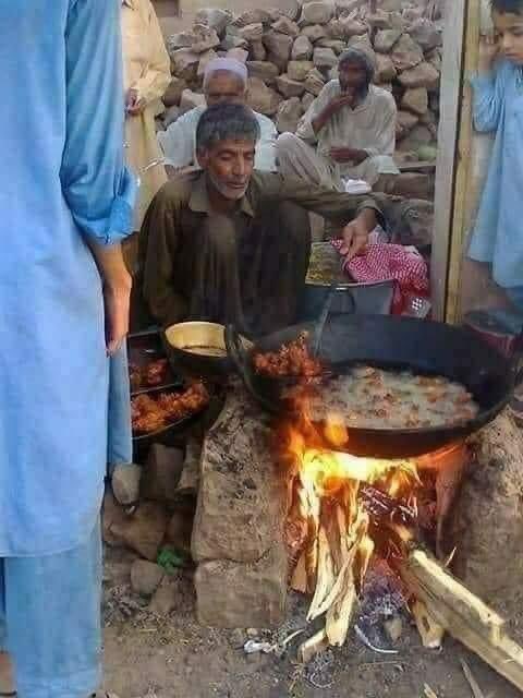 draffanqaiser's tweet image. میں نے پوچھا، اعظم چاچا! کل میرے گھر میں افطاری ہے، قریباً پچاس احباب ہوں گے، مجھے پکوڑے چاہئیں، آپ کو اڈوانس کتنے پیسے دے جاؤں؟ چاچا جی نے میری طرف دیکھا اور سوالیہ نظروں سے مسکرائے ۔ "کتنے پیسے دے سکتے ہو" مجھے ایسے لگا، جیسے چاچا جی نے میری توہین کی ہے، مجھے ایک عرصے سے جانتے…