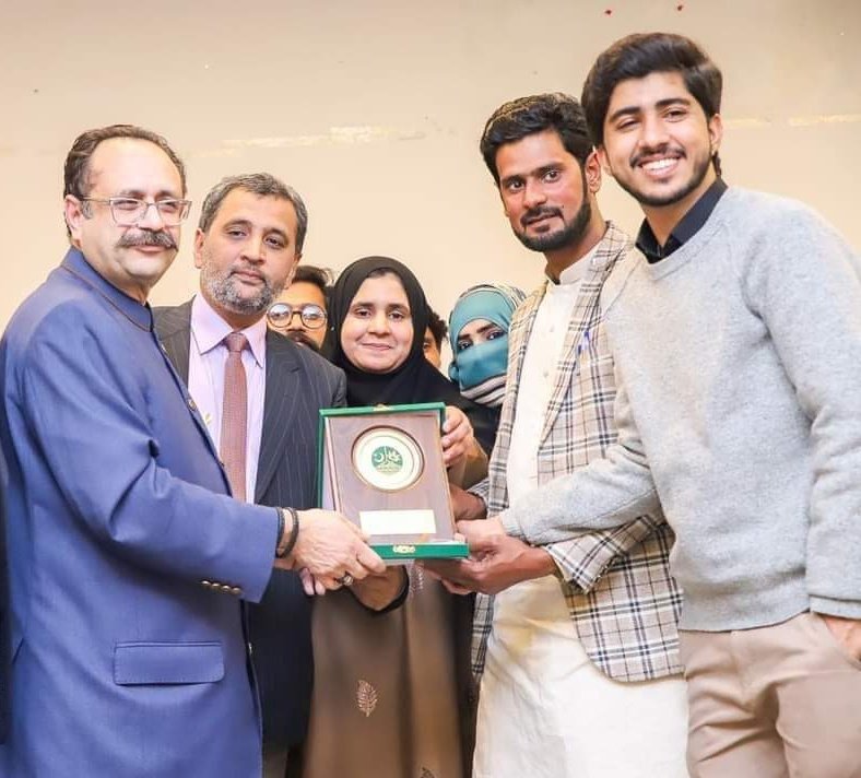 Asad_Chaudhary7's tweet photo. State Gift as a Souvenir ❤️

Thank you so much for your generosity and honor @SardarTanveerIK
 @irfanashraf36

#Pakistan #PakistanZindabad #Kashmir #PMAJK #TanveerIlyas #Dhaaichaal https://t.co/UrXqcJcFuv