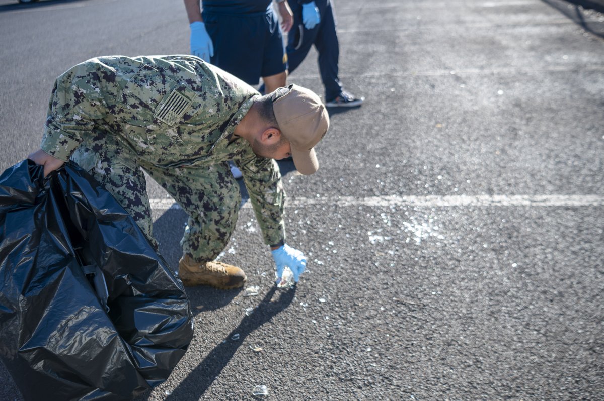 JointBasePHH's tweet photo. Volunteers picked up trash on the Pearl Harbor side of JBPHH during the #LoveJBPHH quarterly cleanup event held on 24 March. Check back for more info on the LoveJBPHH /July 21st cleanup on Hickam Field. Mahalo!
#volunteersmakeadifference #teamwork https://t.co/BbAQPkhMp2 https://t.co/qO4kSkFfnB