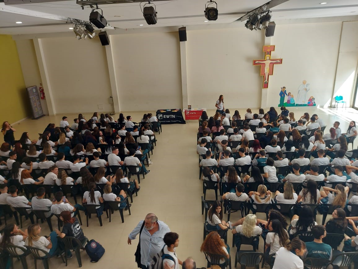 EWTNamis's tweet photo. EWTN en el Colegio Nuestra Señora de las Nieves en Liniers, Argentina. Gracias al padre Adolfo por recibirnos con 380 alumnos que escucharon sobre EWTN. https://t.co/tmr70tNVJS