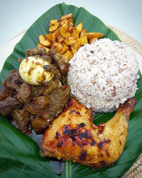 Roughzofficial's tweet photo. Na only 4 picture person fit see this kind food chop abeg make I drink water go sleep 😴 

#FinalTouchDone #FUTA https://t.co/gvkdQztrS6
