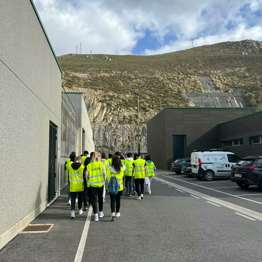 IESMonteCastelo's tweet photo. 📣 Alumnado de 1° do Ciclo Superior de Química e Saúde Ambiental visitou estes días a EDAR da Coruña, o Instituto Universitario de Medioambiente e a Cidade da Cultura para asistir a #FPInnova 🔍🏫🔝
#departamentoFQ
@EduXunta
@fpgalicia
@UDC_gal
@UniversidadeUSC https://t.co/q5vCLFccfg