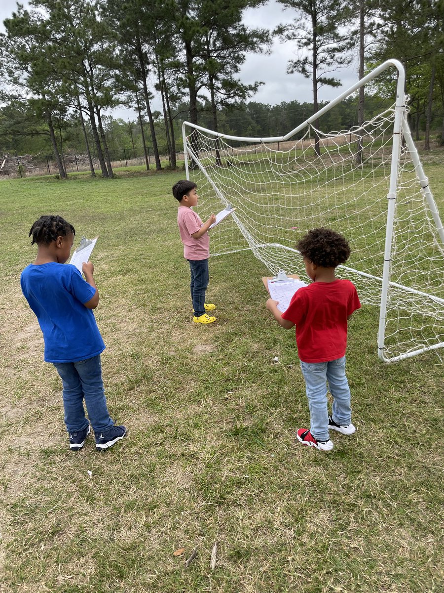 On #ScienceFriday we went on a scavenger hunt to see if objects were living or non living by asking “do they grow and change?” and “do they respond to the world around us?” #firstgrade @HumbleISD_LLE @HumbleISD @Humble_Science @MavoAntonietta  🦆🪨🌳