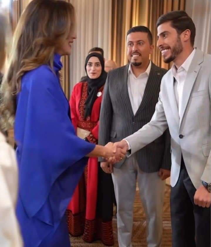 M_Habahbeh00_01's tweet photo. شخص محتواه السخرية والتنمر على والده في السوشيال ميديا من باب الكوميديا، شو قدم مثلا من انجازات ليعمل تغيير في في المجتمع، كنت اشك بصناعة التافهين مش من عبث والان تأكدت، الاولى تكريم ودعوة الإفطار للمفكرين والشخصيات الوطنية او اليتامى والحافظين للقرآن الكريم

فعلا زمن الروبيضة!! https://t.co/1QfbAKuKt6