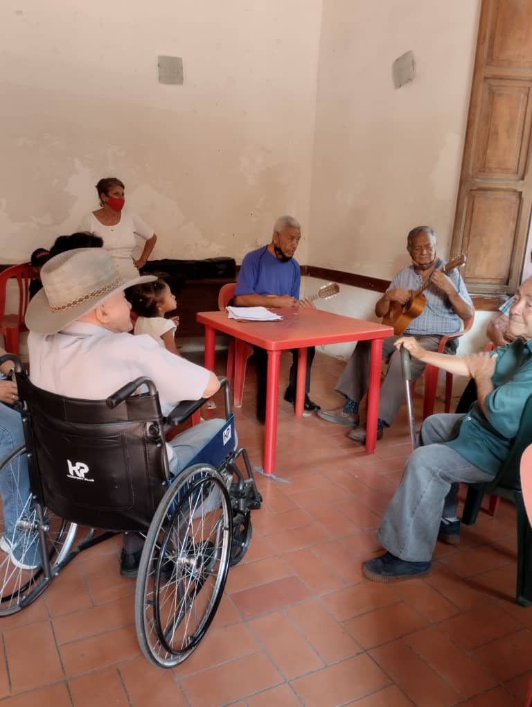 salainass's tweet photo. Adultos y adultas mayores del INASS la Vega, disfrutaron de un taller de Cuatro y guitarra con el objetivo de ampliar los conocimientos y mejora la atención, concentración y estimula la memoria.
#NiCorrupciónNiGuarimbas 
@NicolasMaduro @magally_vina @GobDeVenezuela @vmsfelicidad https://t.co/9ajxSnuzZb