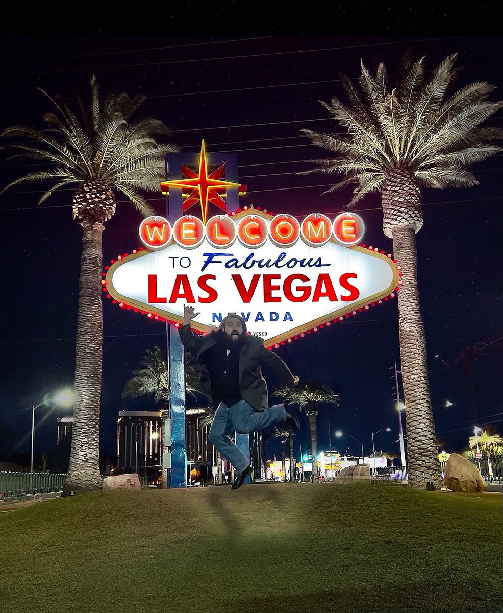 Welcome to #LasVegas indeed! I had the #welcometofabulouslasvegas sign all to myself last night since it was only 40 degrees out! #sightseeing #nightphotography