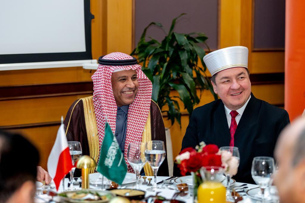 Ambasada Arabii Saudyjskiej w Warszawie (@ksaembassypl) on Twitter photo W uroczystości wzięli udział szefowie misji krajów arabskich i muzułmańskich akredytowani w RP, Mufti RP, przedstawiciele Ministerstwa Spraw Zagranicznych <a href="/MSZ_RP/">Ministerstwo Spraw Zagranicznych RP 🇵🇱</a>, ośrodków naukowych, mediów oraz świata biznesu. W uroczystości wzięli udział szefowie misji krajów arabskich i muzułmańskich akredytowani w RP, Mufti RP, przedstawiciele Ministerstwa Spraw Zagranicznych <a href="/MSZ_RP/">Ministerstwo Spraw Zagranicznych RP 🇵🇱</a>, ośrodków naukowych, mediów oraz świata biznesu.
