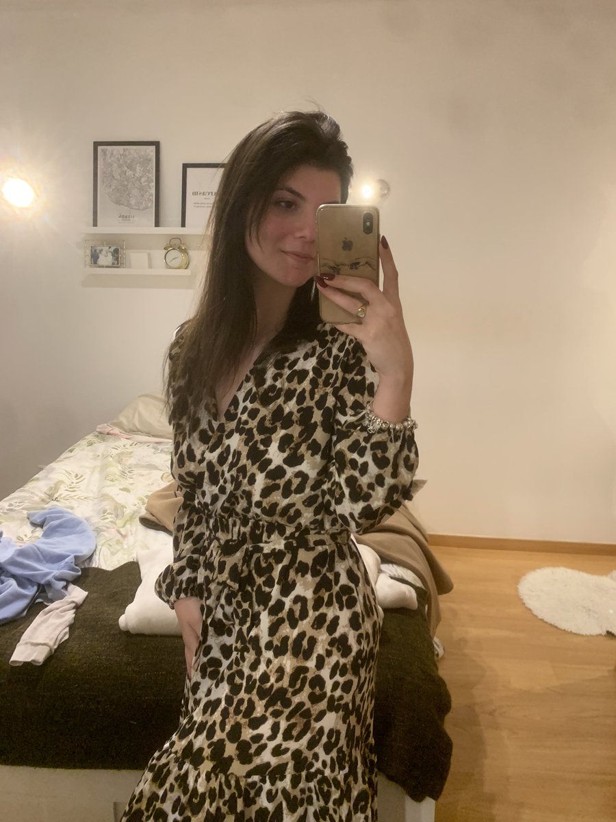 catarina161's tweet photo. parece que acabei de dar uma aula de inglês com este vestido. porém só estive a fazer um recurso basiquinho 🥰 https://t.co/nFovLKXj4k