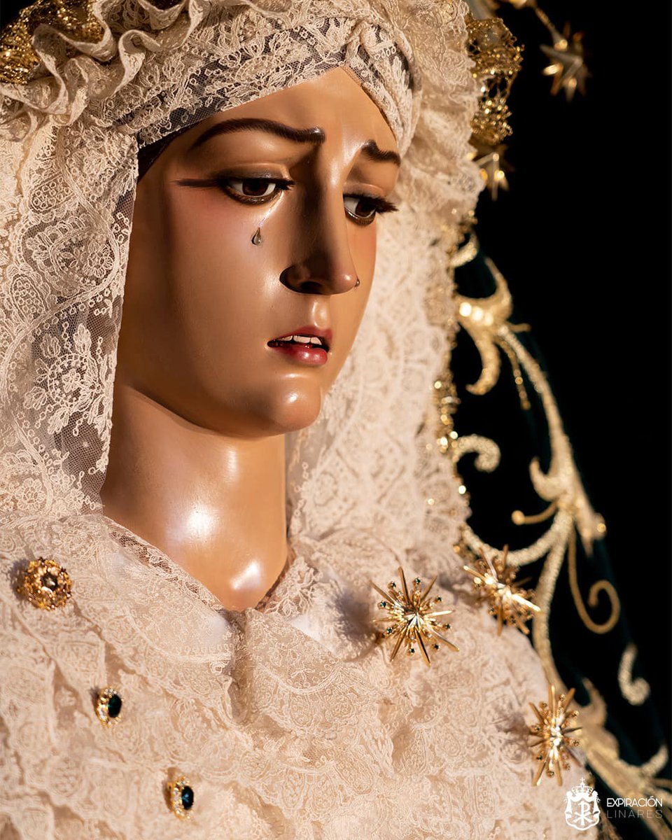 la_expiracion's tweet photo. Nuestra Señora de la Esperanza ya luce ataviada y enjoyada sobre su paso de palio. Viste su saya bordada en oro sobre tisú blanco, por las Hermanas Carmelitas de Torredonjimeno; tocado en color crudo en punto de aguja; cinturilla bordada en oro por Pedro Palencia Olivares; https://t.co/rTQ5CPnFLL