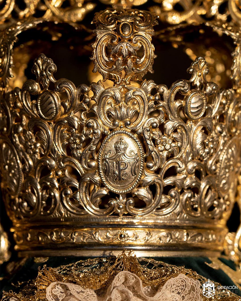 Nuestra Señora de la Esperanza ya luce ataviada y enjoyada sobre su paso de palio. Viste su saya bordada en oro sobre tisú blanco, por las Hermanas Carmelitas de Torredonjimeno; tocado en color crudo en punto de aguja; cinturilla bordada en oro por Pedro Palencia Olivares;