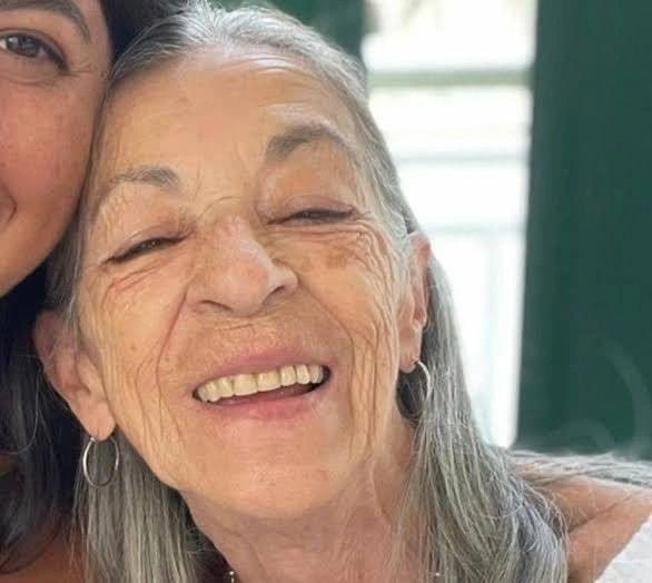 RooseveltSilva's tweet photo. Quem era Vó Beth, a senhora que perdeu a vida no atentado da Vila Sônia 

Elizabeth Tenreiro, tinha 71 anos, foi durante muitos anos analista de alimentos do Instituto Adolfo Lutz, um dos mais importantes do mundo. 

Quando se aposentou, resolveu prestar concurso para a Secretaria da Educação de São Paulo, quadro docente. Se apaixonou pela sala de aula. 

Em suas redes sociais publicava sobre a luta salarial, das mulheres e sobre samba, que adorava. 

Vá em paz, dona Beth. 
Sinto muito pelo ocorrido. 
Por aqui iremos lutar pra isso deixar de ocorrer com outras pessoas e em outras escolas.

Que a memória da senhora sempre esteja presente. Minha colega de trabalho!

Texto - Joel Paviotti
Fonte: @FotosDeFatos