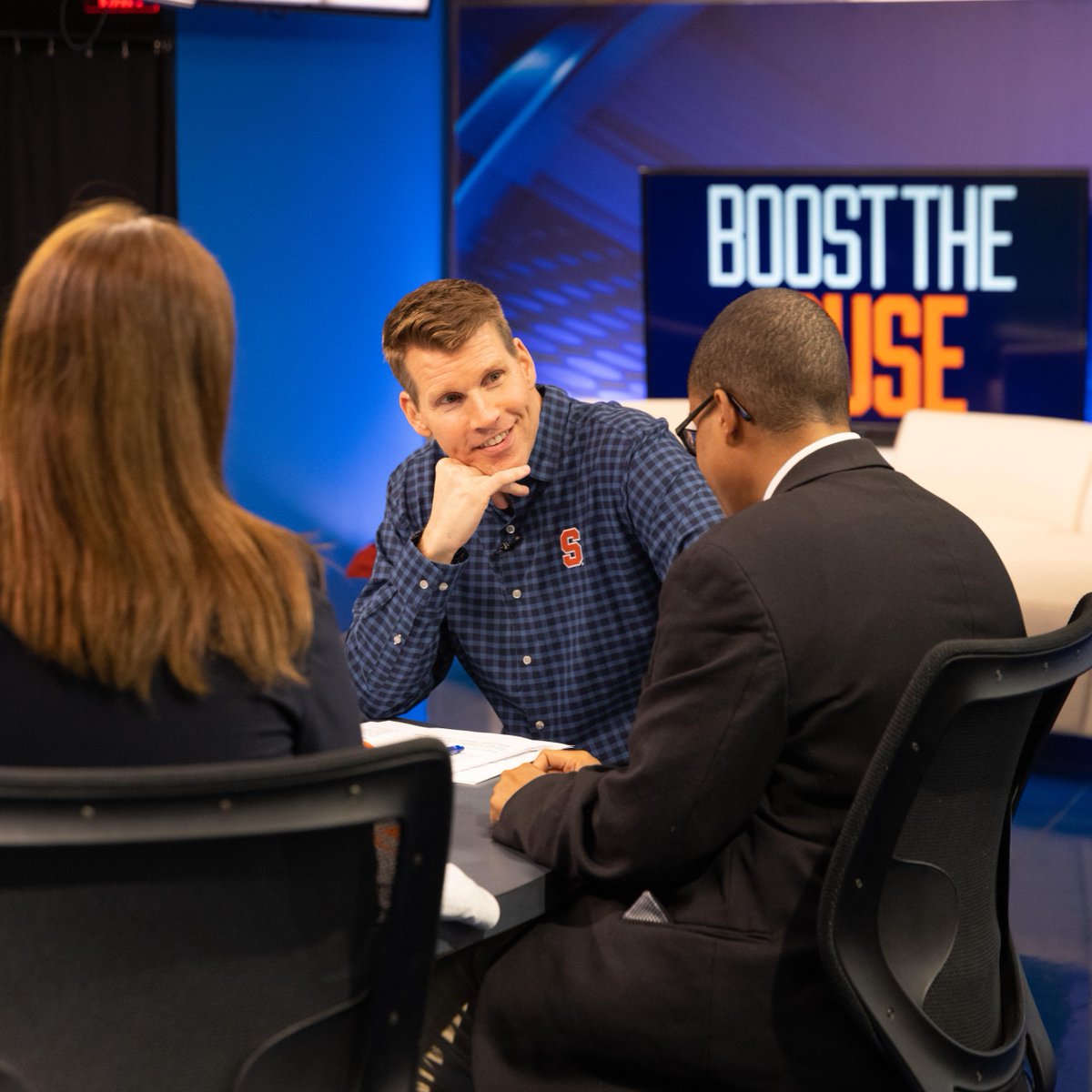 SyracuseU's tweet photo. We love when our @SUAlums come back home! 🧡 Thank you to @NFL RedZone's @ScottHanson '93 for taking the time to share career and life advice with current students while hosting our 16-hour #BoostCuse live broadcast. The Orange Network is strong!
Once Orange, Forever Orange 🍊 https://t.co/NuVAJmHnUn