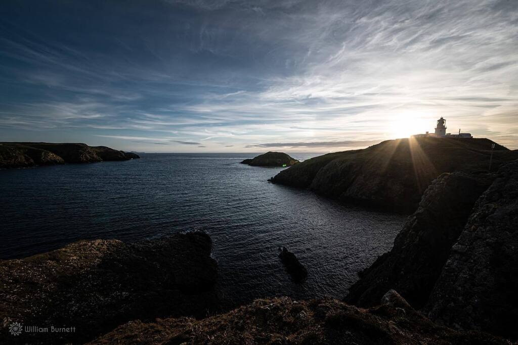willburnett's tweet photo. Last light and lighthouse https://t.co/S28jHHAsXe https://t.co/8R5vfxZWg2