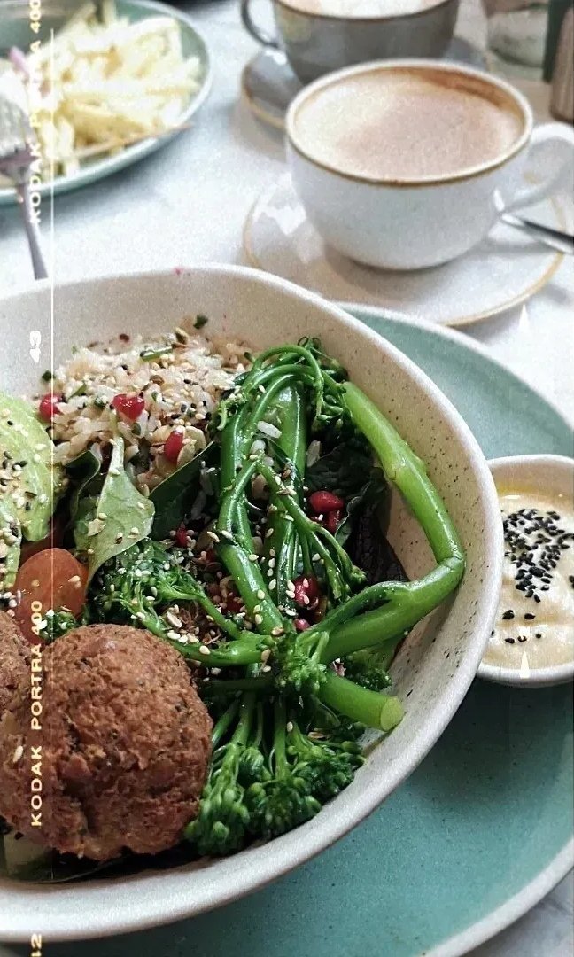 _madi_faith's tweet photo. ; local little cafe, zero calories on the menu! yay! despite anxiety/guilt, i was determined to choose food that i wanted, not dictated by numbers or anorexia rules. dirty chai oat latte, nourish bowl with falafels & hummus: lunch of DREAMS. โก #anorexiarecovery #reasonstorecover https://t.co/7H8kk0Ek1Y