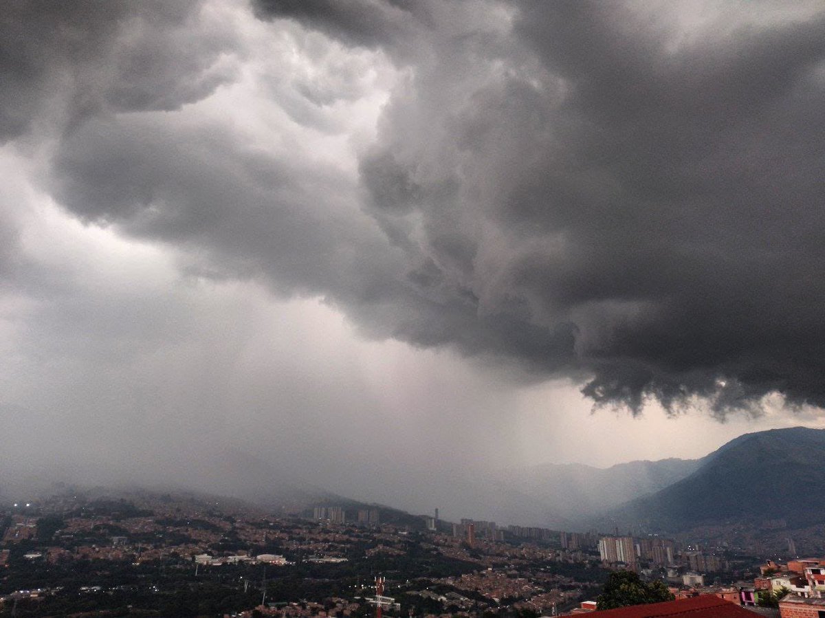 Se está cayendo el cielo en Medellín con este señor aguacero