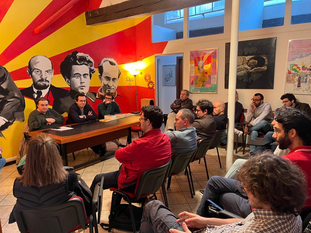 Oggi ho partecipato alla presentazione del progetto "Storia per Tutti" del mio maestro <a href="/AldoGiannuli/">Aldo Giannuli</a> al circolo culturale Concetto Marchesi di #Milano. Un luogo vintage in cui si è parlato di molto, dall'Ucraina al futuro dei media. Lieto di questa occasione di confronto salutare