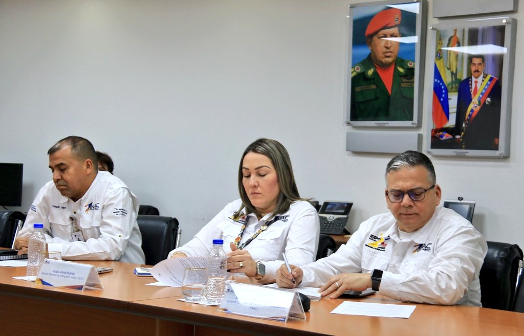 inac_ve's tweet photo. AA, MG. @JuanTeixeiraD en compañía de su equipo gerencial sostuvo reunión con el presidente de la aerolínea #SolarCargo, donde se trataron temas relacionados con la seguridad operacional del transporte aéreo.
¡El #INAC Garantiza el cumplimiento de la normativa aeronáutica! https://t.co/XdPq6TYHYm