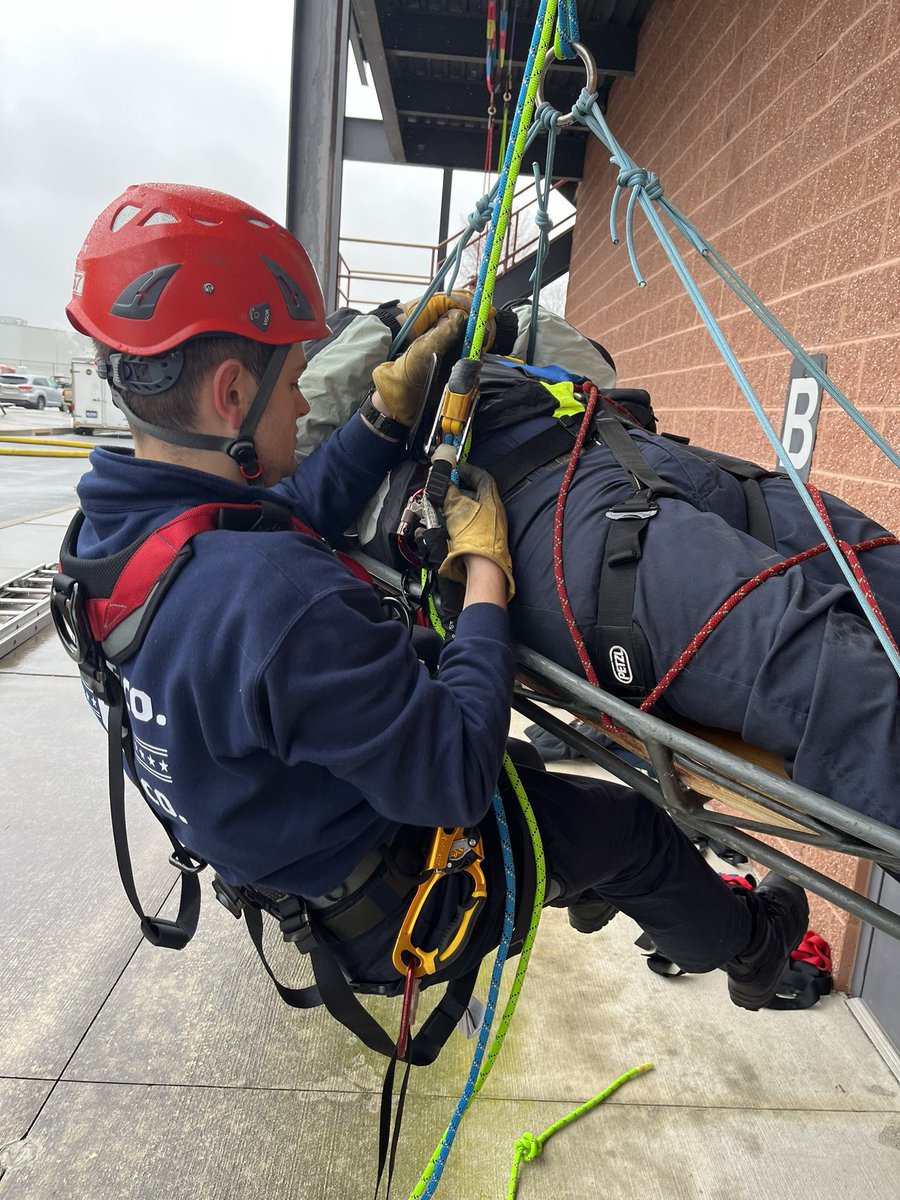 rohrerstown67's tweet photo. Members participate in a rope rescue class this weekend at the @CountySafety. #engine67tower https://t.co/K6tOveT8K2