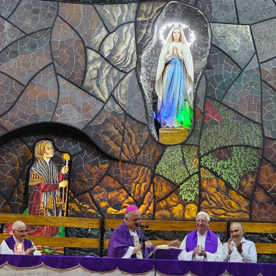 MarceloDColombo's tweet photo. En una hermosa celebración animada por voluntarias y voluntarios, puse en funciones al nuevo rector del Santuario de Lourdes. Se trata del Padre Juan Sarmiento, nuevo rector del Santuario del #Challao.
Dios te conceda mucha felicidad con tu nueva grey mendocina! https://t.co/KuuIHXpbPJ