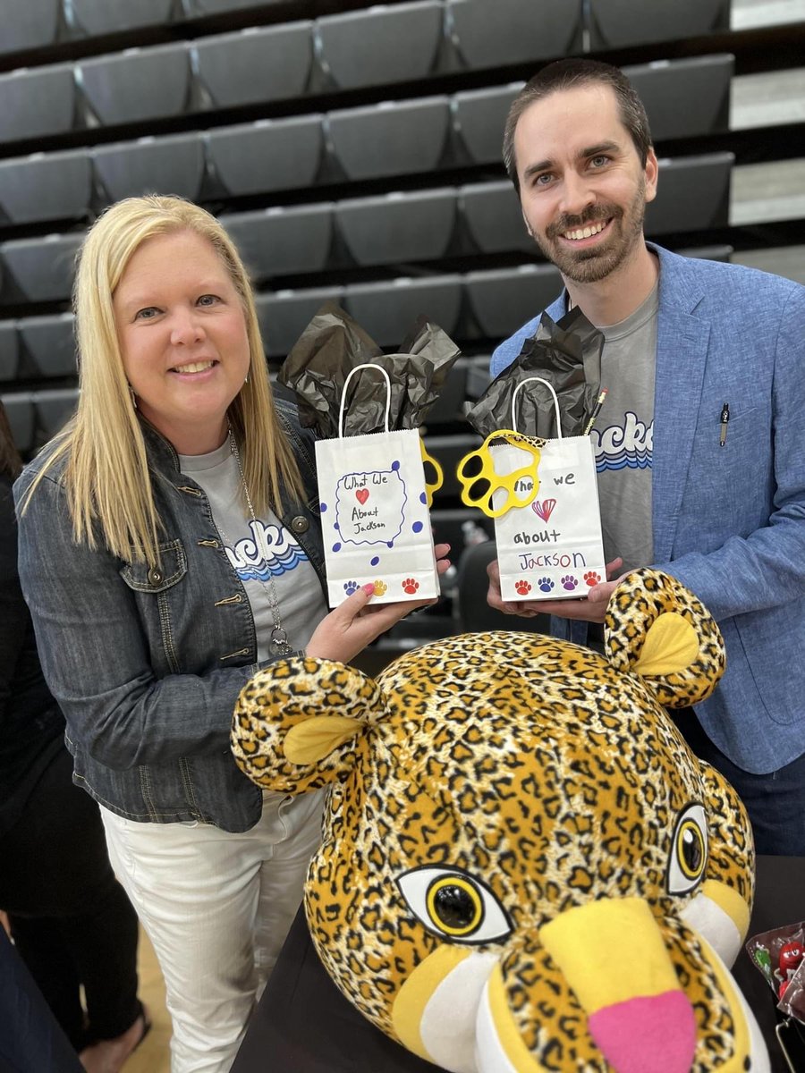 RiggLEAD's tweet photo. Had a wonderful time at the Plano ISD job fair this past Saturday! We wanted to showcase the school's most important assett: our students! 

The Student Council made these bags for potential candidates! Such a great idea! 

@JacksonPlano @roachteach https://t.co/cIFubBhKrO
