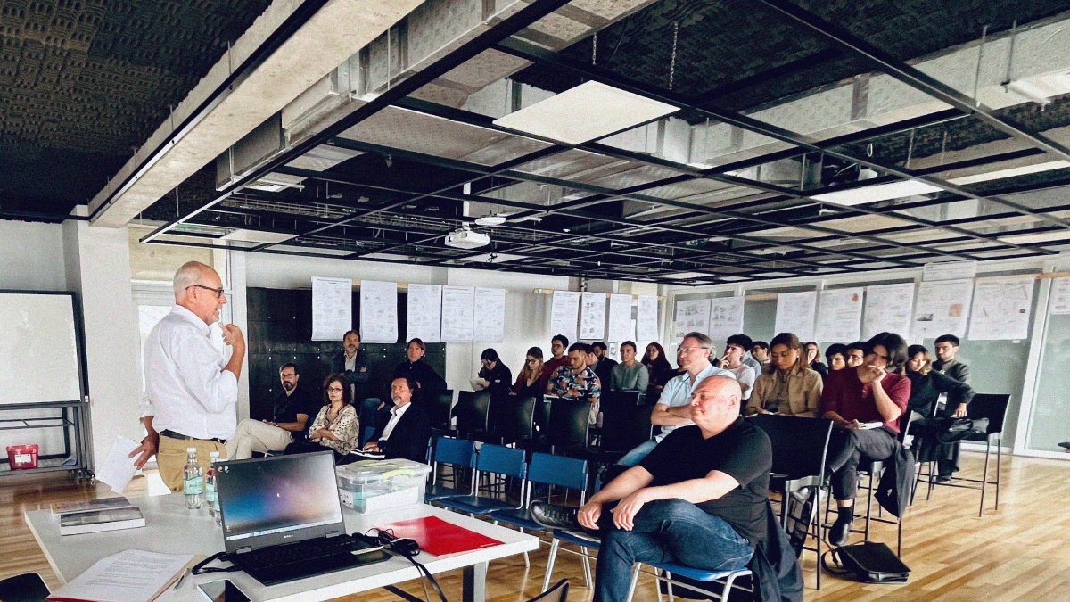 Con éxito se realiza seminario de arquitectura en la e[ad]

Los días jueves 23 y viernes 24 de marzo se realizó en el edificio de Matta 79, el Seminario de Arquitectura «El proyecto urbano y la ciudad moderna»

Revisa la nota en este enlace
ead.pucv.cl/2023/con-exito…