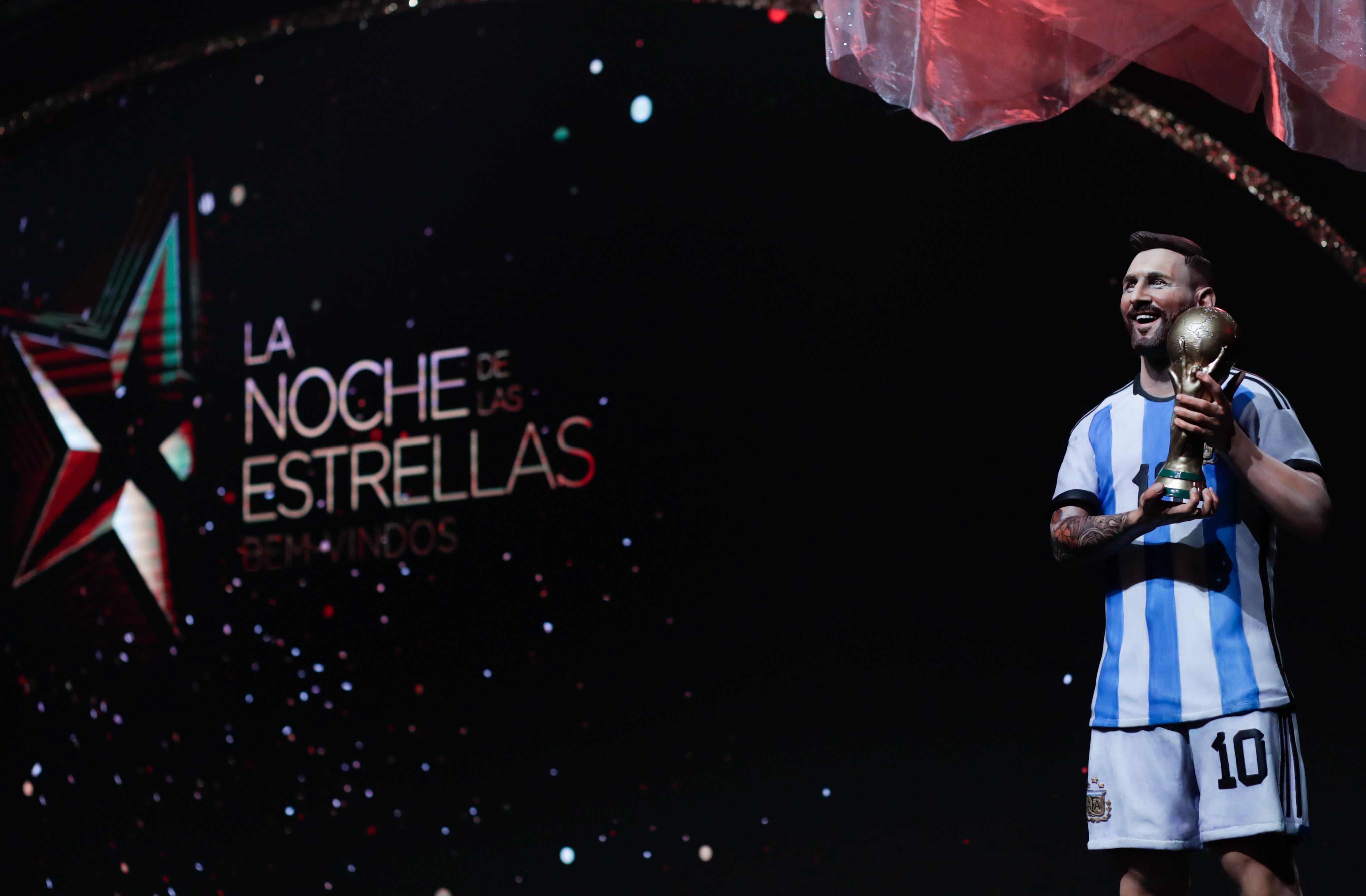 CONMEBOL.com on Twitter: "¡Messi al museo! La CONMEBOL hace homenaje a  Lionel Messi con su estatua, levantando la Copa del Mundo. 💯🤩  #LaNocheDeLasEstrellas ⚽🏆 https://t.co/whkAEqN9vG" / Twitter