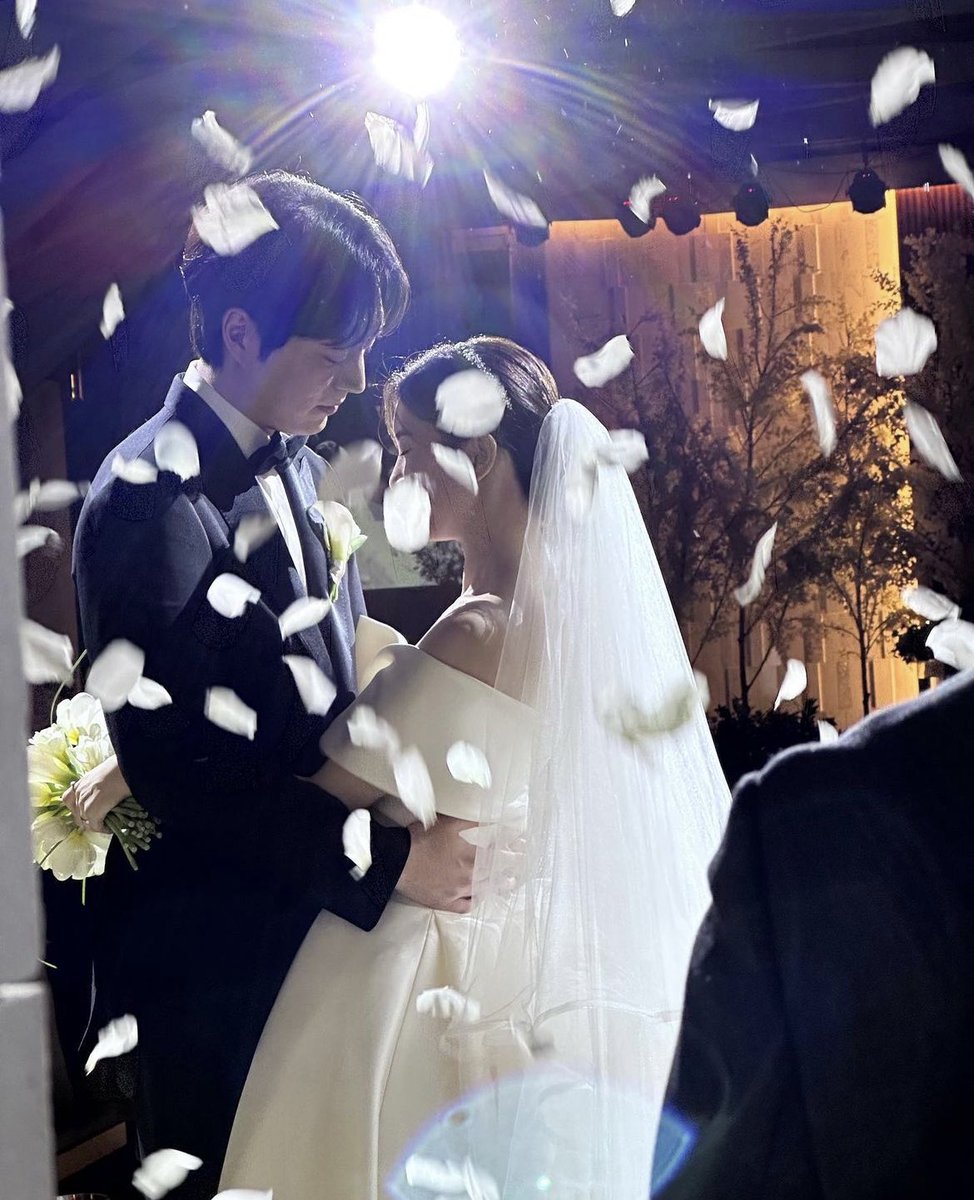 ultplayback's tweet photo. Playback’s Yunji got married on March 18th! Hayoung, Woolim &amp; Eunjin attended the wedding. Congratulations to the happy couple🥰🤍  

#플레이백 #이윤지 https://t.co/nfS8Ytg9t3